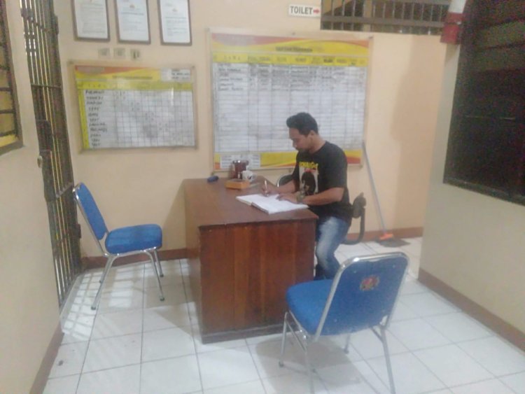 Bripka Dieko A.SH Polsek Cikupa, Jaga Tahanan,Cek Buku Mutasi Tahanan, Ruang Tahanan, Pastikan Penjagaan Tahanan Dengan Baik