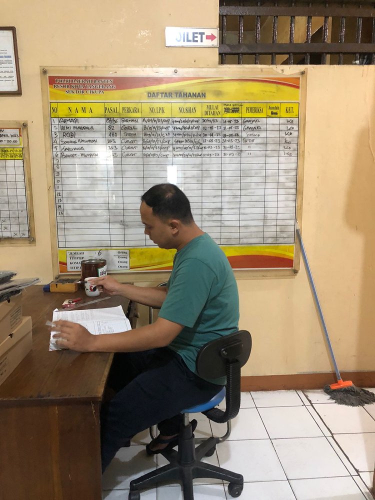 Polsek Cikupa, Brigadir Ibnu Dermawan Jaga Tahanan,Cek Buku Mutasi Tahanan, Ruang Tahanan, Pastikan Penjagaan Tahanan Dengan Baik