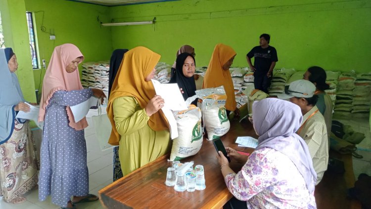 Sebanyak 769 KPM Warga Desa Buniayu Menerima Bantuan Beras Medium 10 Kg
