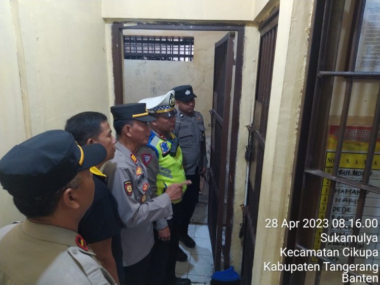Pawas Ipda Udi Muhdi Kanit Lantas Polsek Cikupa, Melaksanakan Kontrol Dan Cek Buku Mutasi, Cek Ruang Tahanan,Pastikan Penjagaan Tahanan Berjalan Dengan Baik,