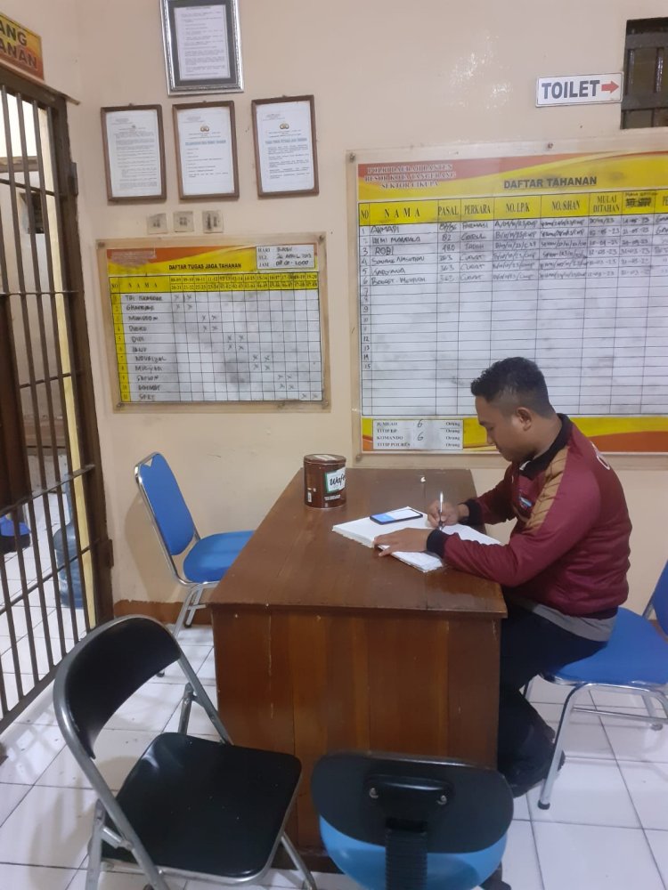 Aipda Didi ms Personel Polsek Cikupa,Piket Jaga Tahana, Cek Ruang Tahanan, Pastikan Penjagaan Tahanan Berjalan Dengan Baik Dan Lengakap