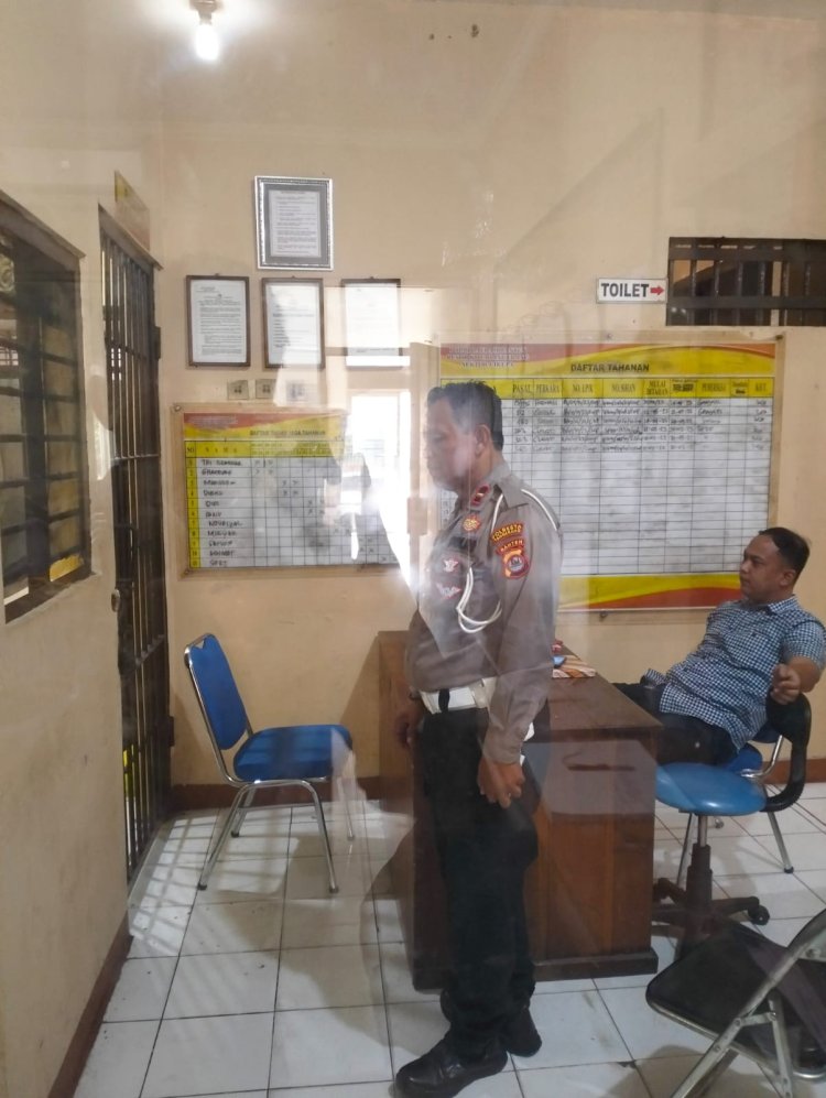 Brigadir Ibnu Polsek Cikupa Polresta Tangerang Kontrol Ruang Tahanan