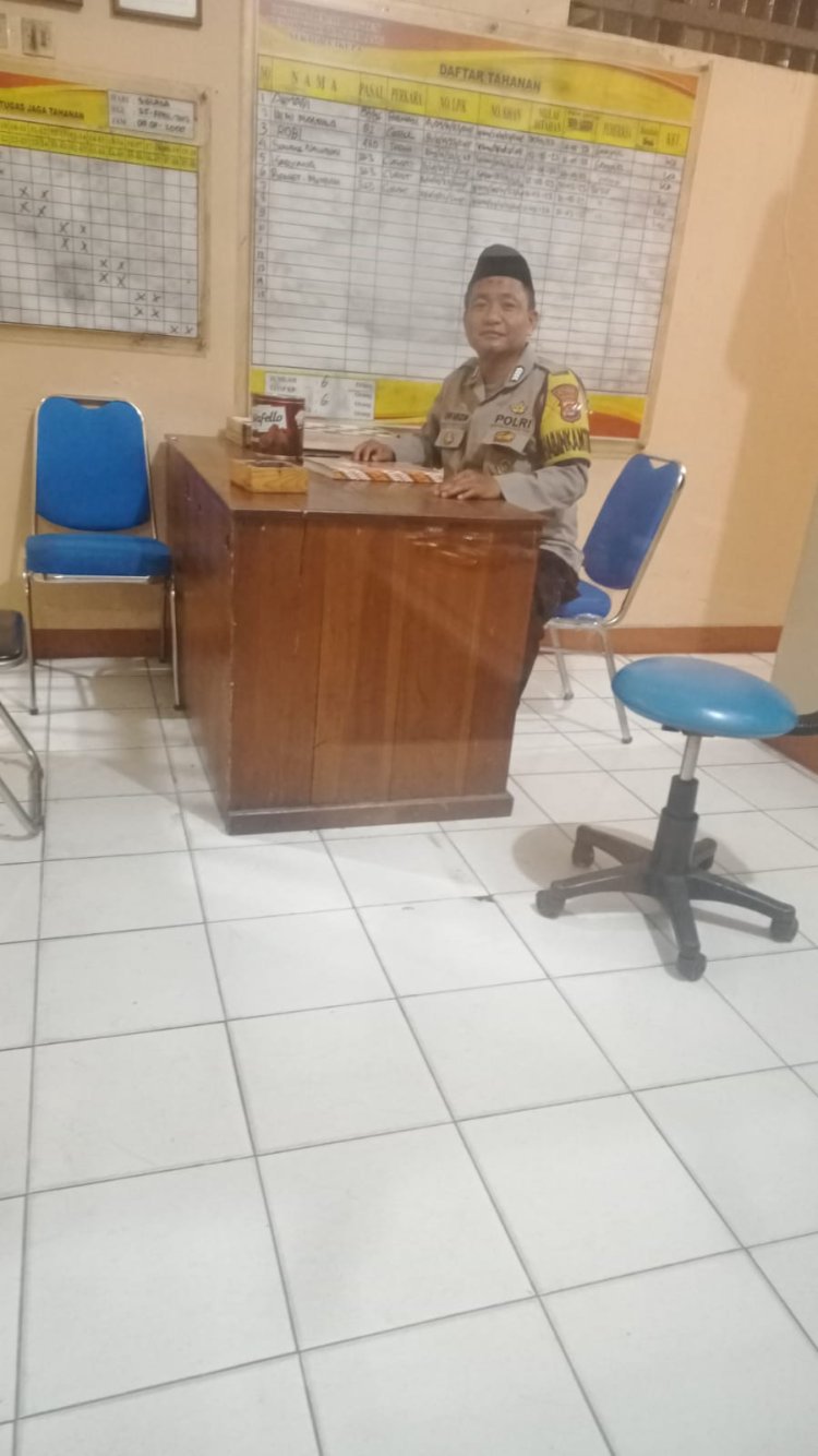 Personel Polsek Cikupa Cek Ruang Tahanan, Pastikan Penjagaan Tahanan Berjalan Dengan Baik