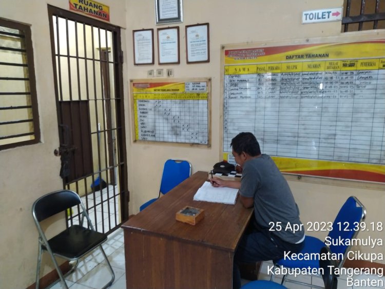 Personel Polsek Cikupa Cek Ruang Tahanan, Pastikan Penjagaan Tahanan Berjalan Dengan Baik