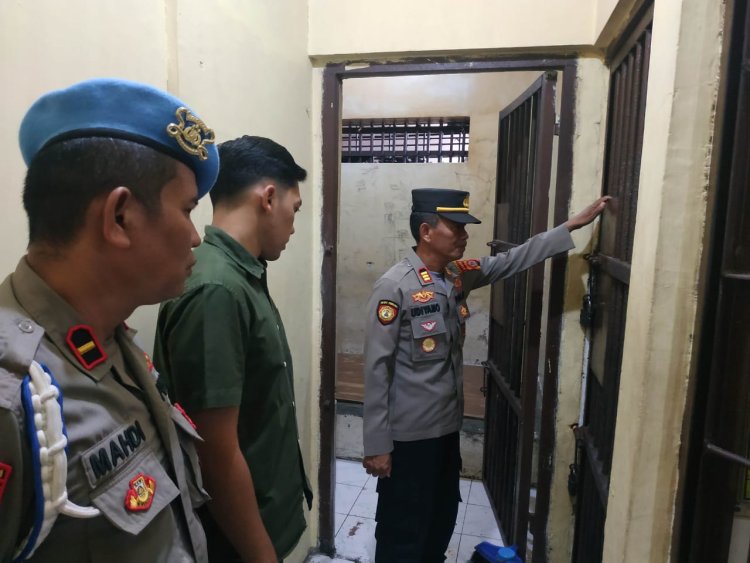 Pawas Piket Kanit Reskrim Ipda M.Adhi Utomo.S.Tr.K,Polsek Cikupa,Cek Keamanan Serta Kondisi Tahanan, Cek Buku Mutasi Tahanan,Tetap Antisipasi Penjagaan Terhadap Tahanan Dengan Baik, Aman, Lengkap