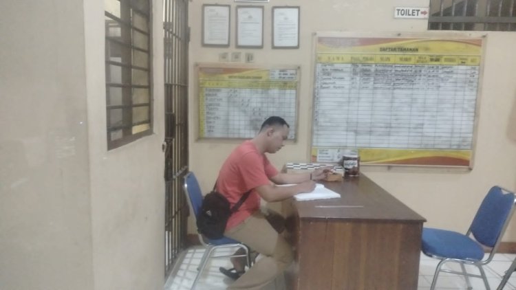 Personel Polsek Cikupa,Brigadir Ibnu Dermawan Piket Jaga Tahanan, Cek Ruang Tahanan, Pastikan Penjagaan Tahanan Berjalan Dengan Baik Dan Aman