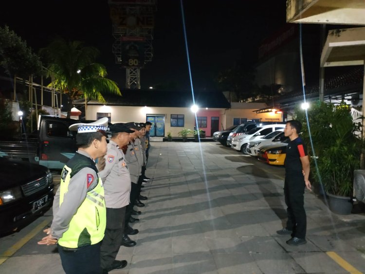 Melanjutkan tugas rutin Kanit Reskrim Polsek Cikupa pimpin Apel Malam di halaman Mapolsek Cikupa