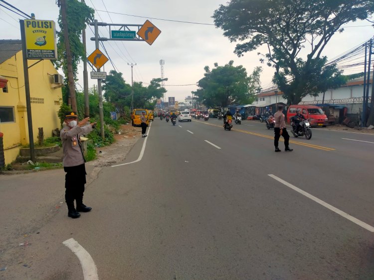 Kegiatan Protap Pagi Pengaturan Lalu Lintas Oleh Anggota Polsek Cikupa Serta Bhabinkamtibmas Mengantisipasi Kemacatan Pengguna Jalan
