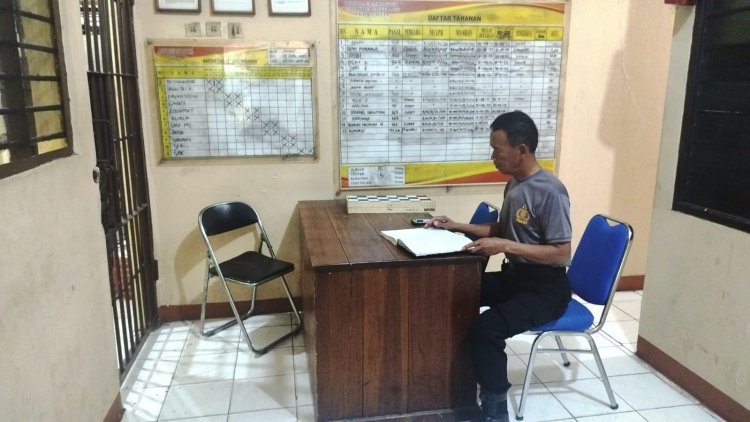 Wakpolsek Cikupa Akp Udiyano, Turut Serta Piket Jaga Tahanan, Cek Buku Mutasi Tahanan, Ruang Tahanan, Pastikan Penjagaan Tahanan Berjalan Dengan Baik Dan Lengkap