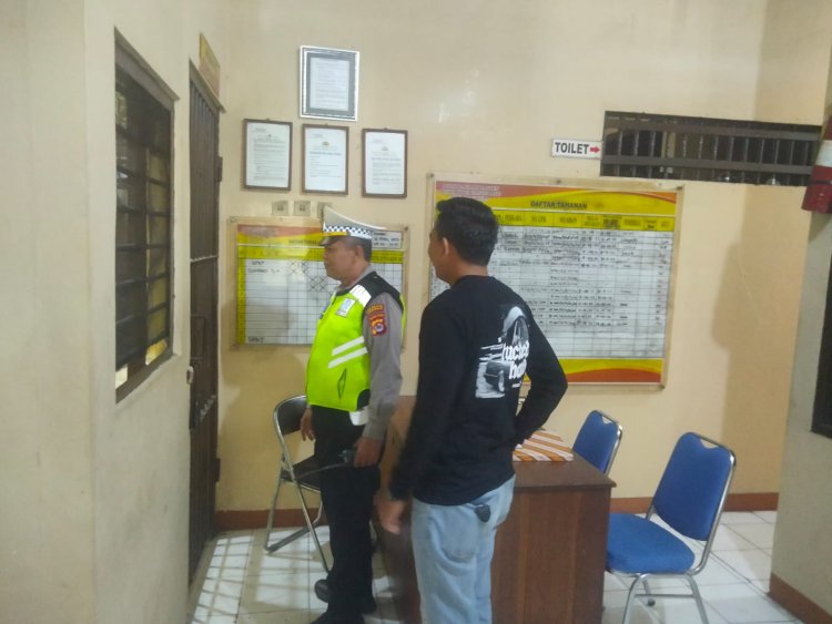 Pawas Piket Kanit Lantas Ipda Udi Muhdi Polsek Cikupa,Cek Keamanan Serta Kondisi Tahanan, Cek Buku Mutasi Tahanan,Tetap Antisipasi Penjagaan Terhadap Tahanan Dengan Baik, Aman, Lengkap