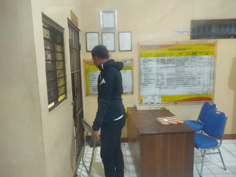 Personel Polsek Cikupa Cek Ruang Tahanan, Pastikan Penjagaan Tahanan Berjalan Dengan Baik Oleh Pawas Kanit Intelkam,Ipda Syaiful Rusdiansyah,SH