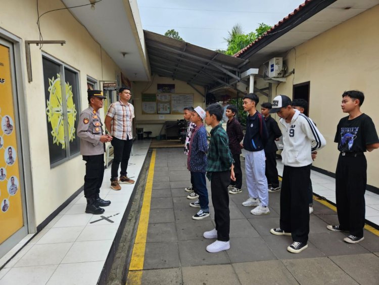 Pembinaan Pelajar Siswa SMPN 2 Cikupa dan SMAN 4 Cikupa di Mako Polsek Cikupa Oleh Kanit IK IPDA Syaiful Rusdiansyah, SH, Tujuan Untuk Menumbuhkan Nasionalisme.