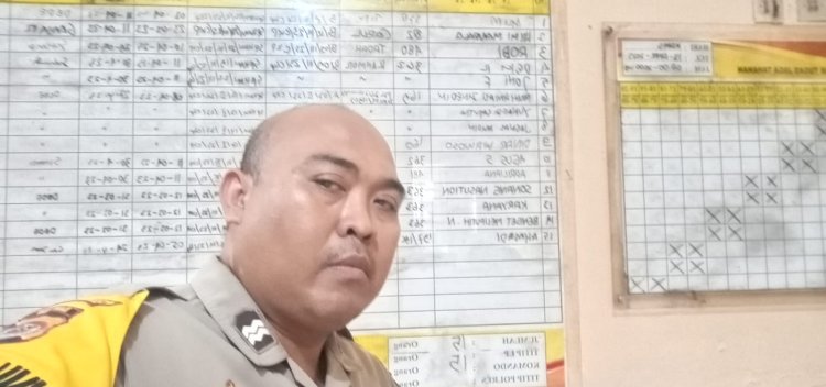 Polsek Cikupa, Piket Jaga Tahanan Dan Isi Buku Mutasi, Cek Keamanan Serta Kondisi Tahanan,Dengan Baik Dan Aman Juga Lengkap,Oleh Aiptu Rukmono