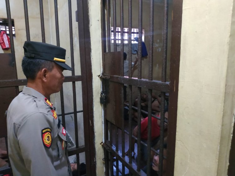Personel Polsek Cikupa Cek Ruang Tahanan, Pastikan Penjagaan Tahanan Berjalan Dengan Baik