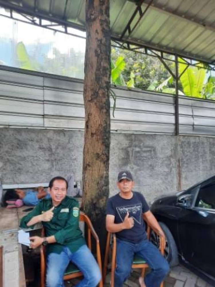 Polisi RW: Aipda Endang Setiawan to Kasi Humas Sambangi pak Luhur Setiono Perumahan bukit Tiara