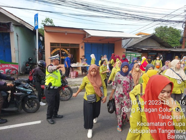 Kanit Lantas Polsek Cikupa Lakukan Pengaturan Lalulintas Urai Kemacetan Di Depan PT Chingluh