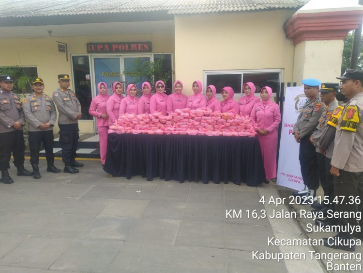 Sambut Buka Puasa Berbagi Takjil, Jajaran Anggota Polsek Cikupa Polresta Tangerang