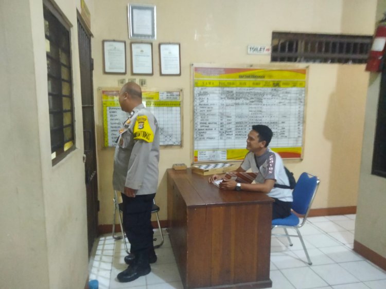 Serah terima tugas jaga dipimpin Pawas Aipda Harry Polsek Cikupa Polresta Tangerang. Di halaman Mako PolSek