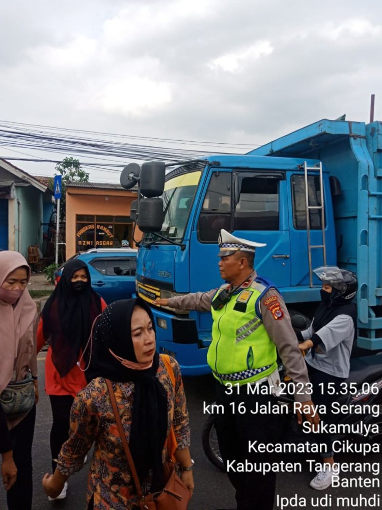 Bukti Pengabdian Polri Kepada Masyarakat, Unit Lantas Polsek Cikupa Polresta Tangerang Lakukan Protap Gatur Lalin Sore Hari di Jln Raya Serang  Depan PT Chingluh