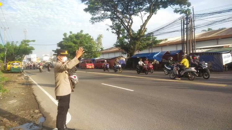 Wakapolsek Cikupa AKP Udiyano melaksanakan Gatur lalin Pagi Hari, Didepan Komando Sit Tka