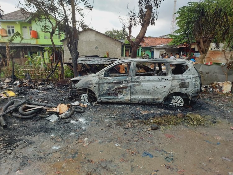 Personil Polsek Cikupa pimpinan Kanit Sabara IPDA Purwanto Atasi Kebakaran Lapak Limbah Di Ds.Talagasari Kec.Cikupa Kab.Tangerang