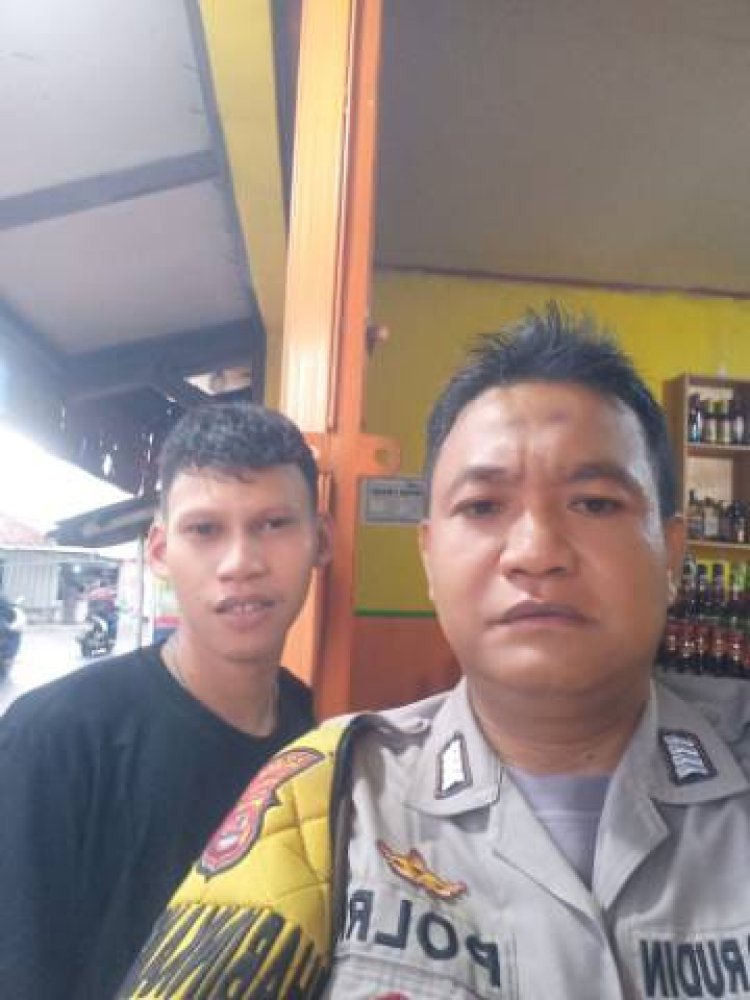 Rutinitas Polisi RW, Bripka ANWARUDDIN anggota Sabhara Polsek Cikupa, Sambang Ke  Tokoh pemuda Revi Kp. Samprok RT 16/07 Suka Mulya