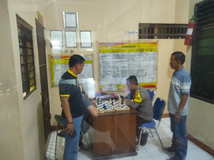 Wakapolsek Cikupa Akp Udiyano Melaksanakan Pengecekan Jaga Tahanan Di Mako Polsek Cikupa Polresta Tangerang Polda Banten Pastikan Aman Dan Lengkap