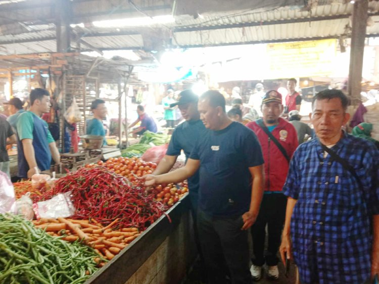 Pengecekan Harga Sembako Di Pasar Tradisional Cikupa Menjelang Bulan Suci Ramadan 1444 H, Kepala Desa Cikupa Dan Kepala Pasar Cikupa,Koordinator Keamanan, Lembaga Desa Turun Langsung Ke lokasi