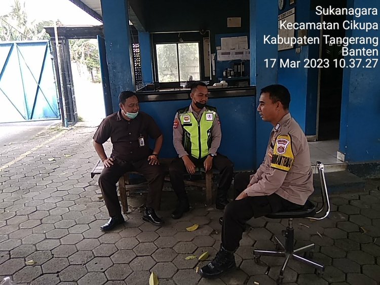 Personil Polsek Cikupa,Bhabinkamtibmas Desa Cibadak, Efektip Cara :*Sambang* Dan Beri Himbauan pesan pesan Harkamtibmas Kepada PT Hamparan  Kabupaten Tangerang,- Media Rakyat Nusantara.Online- Personil Polsek Cikupa Polresta Tangerang Polda Banten,  Bripka Ilyas Bhabinkamtibmas Desa Cibadak melaksanakan giat *Sambang*  ke PT  Hamparan  Desa Cibadak  Di Darkum Polsek Cikupa pada Hari  Jumat  Tanggal   17 Maret 2023. Pukul.      10:40 Wib s/d selesai.  Tempat    :PT hamparan  Desa Cibadak  Kecamat