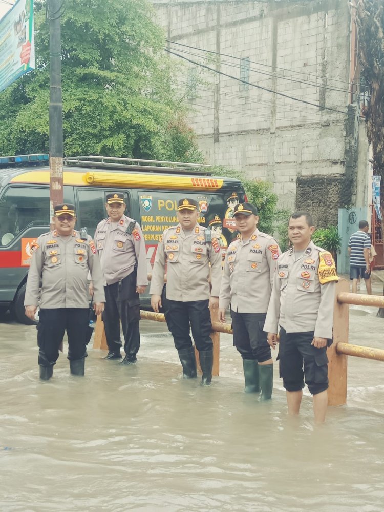 Kapolsek Cikupa Akp Imam Wahyu Pramono,S.IK Dengan Sigap Langsung Pengecekan Lokasi Banjir Perum Bukit Tiara Desa Pasir Jaya, Kecamatan Cikupa, Kabupaten Tangerang
