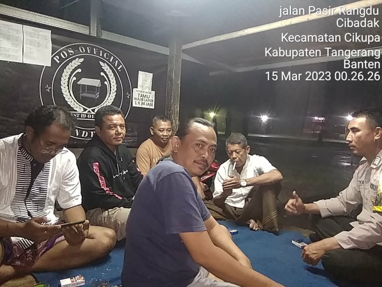 Bripka Ilyas Bhabinkamtibmas Desa Cibadak *Sambang* Ke Pos Siskampling Desa Cibadak kec. Cikupa Tangerang.