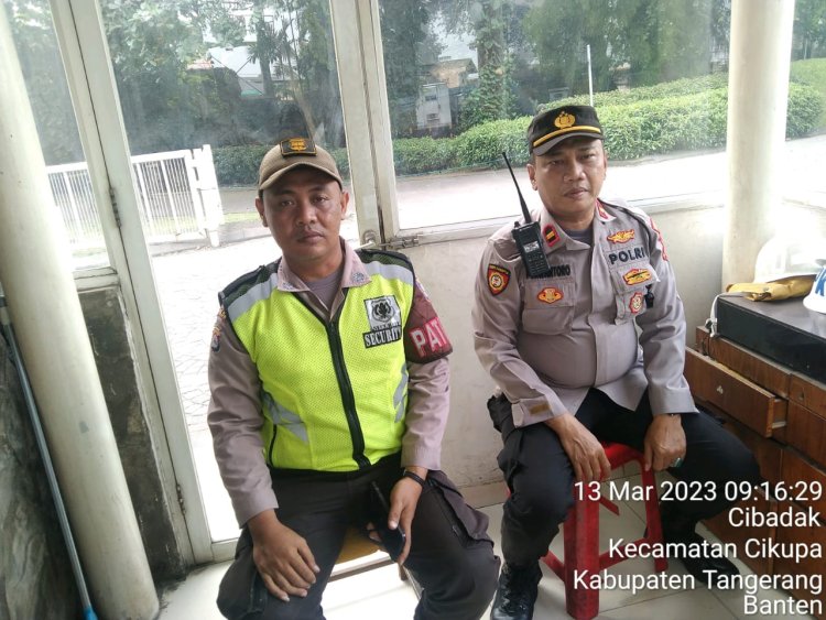 Kanit Samapta Ipda Purwantoro Melaksanakan Kegiatan Patroli Barcode Dan Patroli Mobile Ke Pos Security Perumahan Telaga Bestari Desa Cibadak Kecamatan Cikupa Tangerang