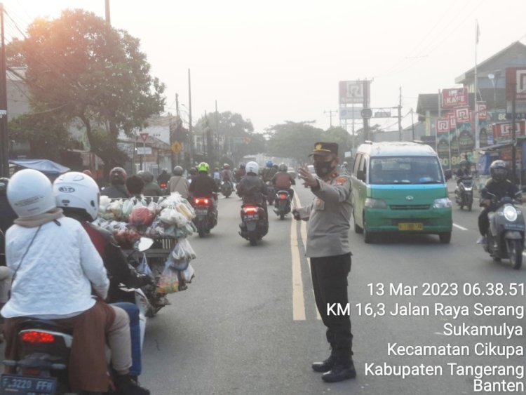 Pelayanan Pada Masyarakat, Polsek Cikupa Polresta Tangerang Polda Banten Melakukan Pengaturan Lalu Lintas Pagi Hari Di Saat Melaksanakan Beraktipitas Kerja