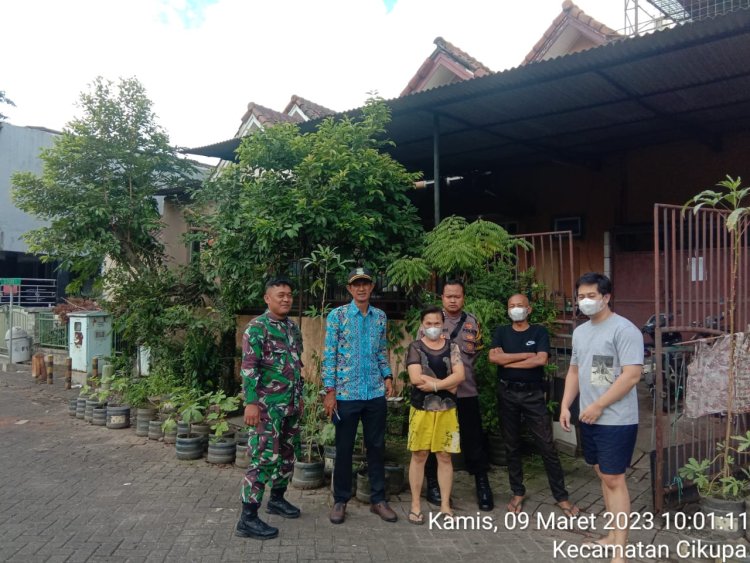 Bripka S.Hamdi Bhabinkamtibmas Desa Cikupa Monitoring Peternakan Burung Puyuh di Dalam Pemukiman Warga