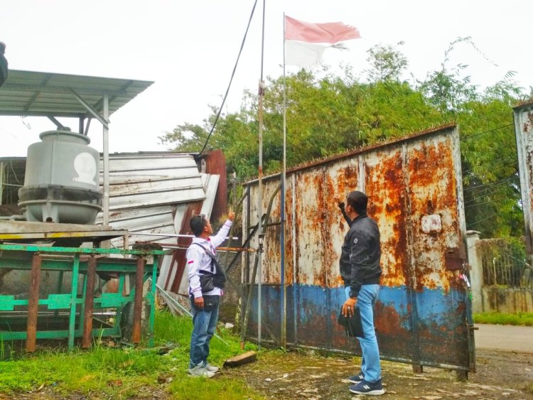 Seolah-olah Melecehkan Sang Saka Merah Putih Berkibar Disebuah Pabrik Di Kecamatan Cikupa Kabupaten Tangerang Sudah Tidak Layak Masih Terpasang Dan Robek-Robek