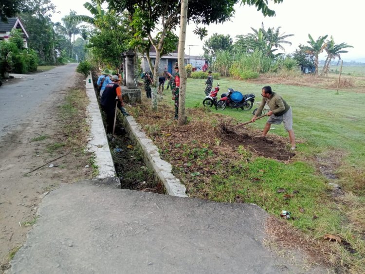 Ciptakan Lingkungan Yang Bersih Dan Asri, Anggota Koramil Kesamben Gelar Kerja Bakti Bersama