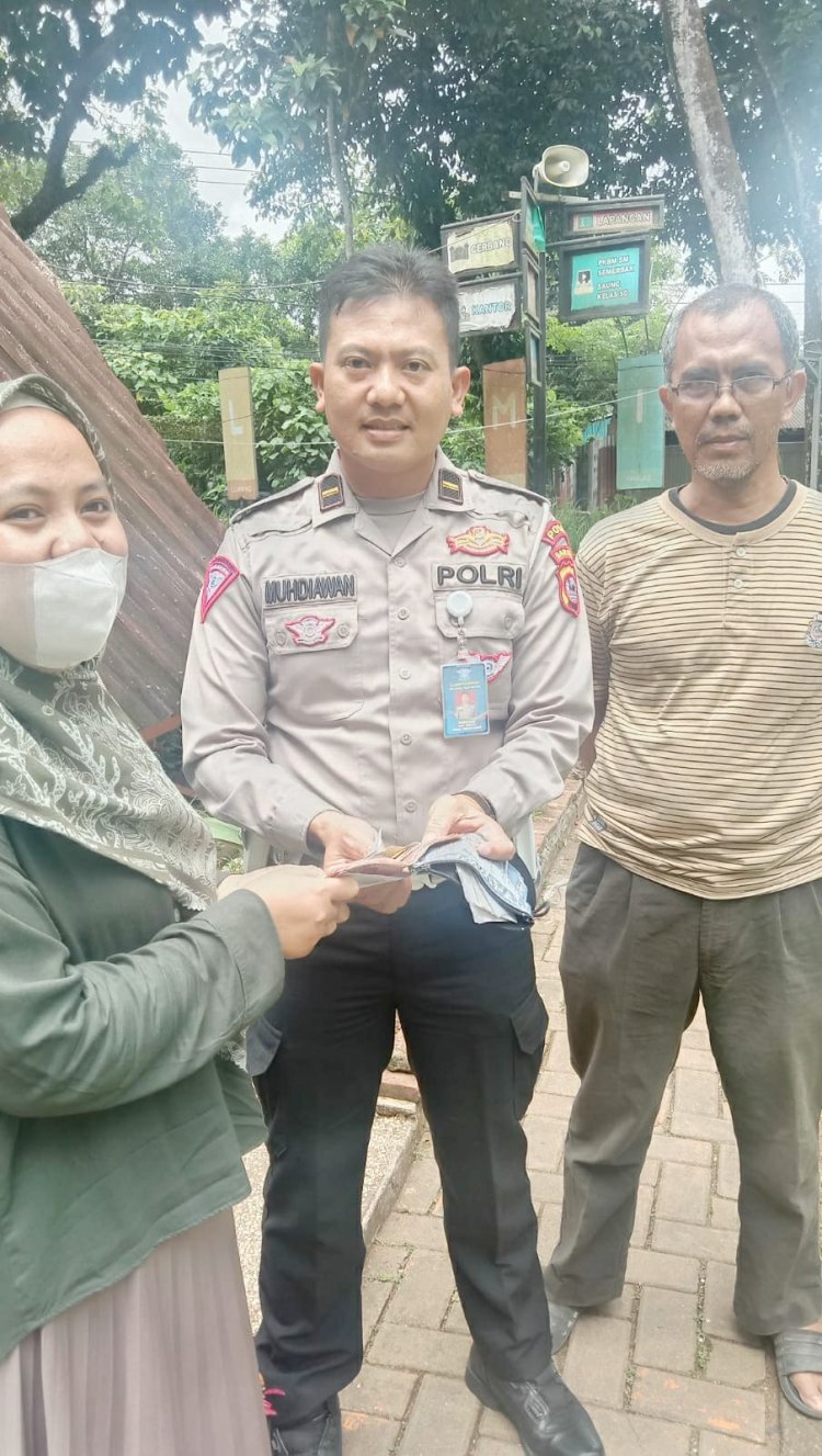 Ipda Muhdiawan Mendampingi Warga Untuk Mengembalikan Identitas Yang Hilang Saat Bayar Pajak Kepada Pemiliknya