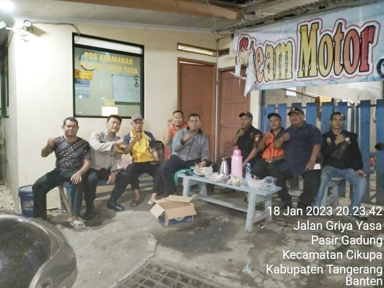 Anggota Polsek Cikupa Bhabinkamtibmas Bersama Pokdar Kamtibmas Dan Warga Melaksanakan Ronda Siskamling