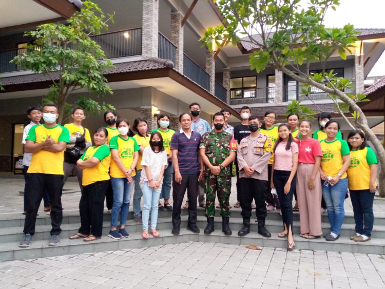 Bukti Nyata Sinergitas Babinsa &amp; Bhabinkamtibmas Joyotakan, Amankan Pembagian Sayur Gratis