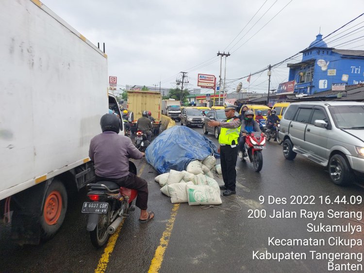 Kanit Lantas Polsek Cikupa Evakuasi Truck Engkel Terguling Yang Membawa Semen