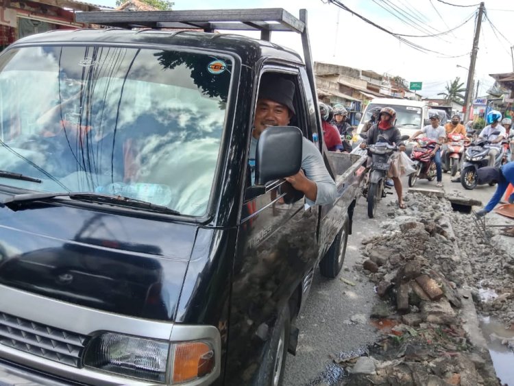Penguna Jalan Keluhkan Proyek Drainase Yang Menyebabkan Kemacetan Sepanjang Jalan Padat Karya Sukamulya