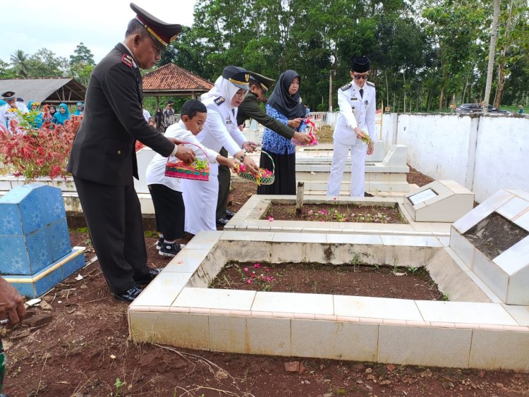 Sambut hari pahlawan, bertema tabur bunga di makam pahlawan desa srimenanti