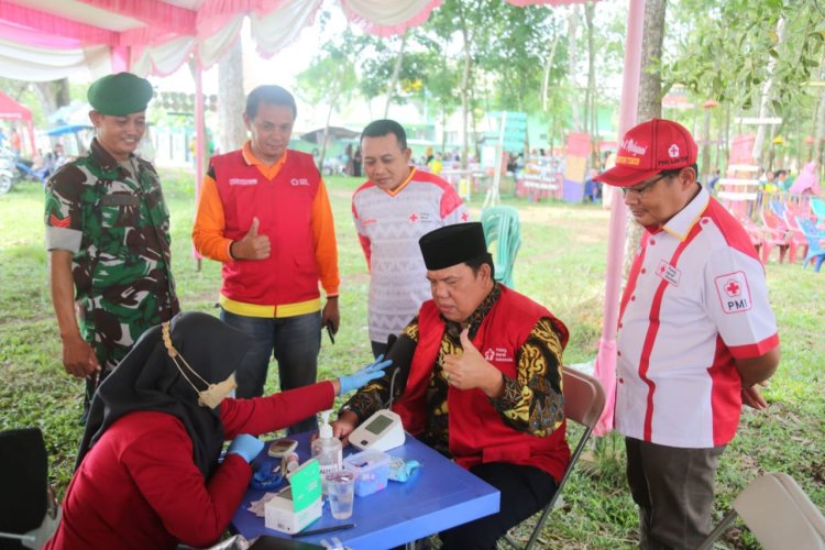 Wakili Danramil, Babinsa Labuhan Ratu Hadiri Ulang Tahun Pasar Tradisional Karetan