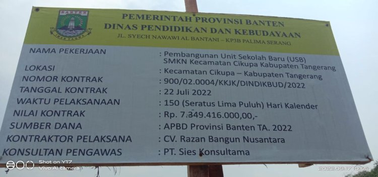Di Duga Alat Berat Excavator Pembangunan Sekolah SMKN Cikupa Mengunakan Bahan Bakar Jenis Solar Bersubsidi