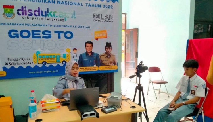 Pelajar Usia 17 Tahun Ikuti Pembuatan E-KTP Di Sekolah