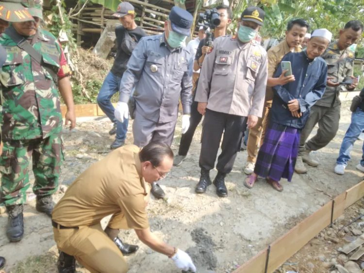 Louncing Samisade desa sumur batu alokasikan betonisasi jln di RW 001,004