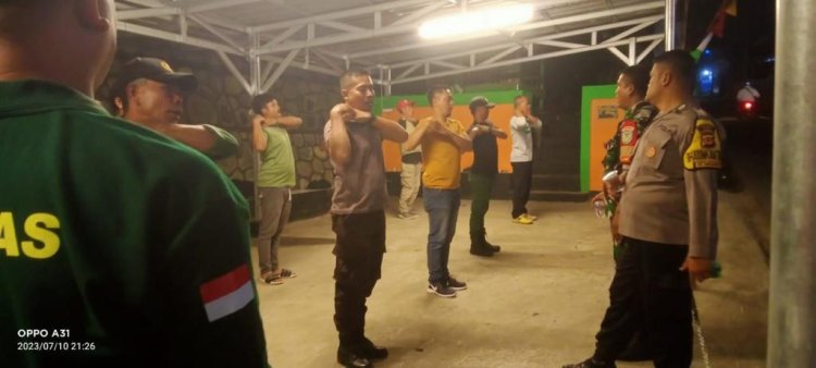 Sinergi Bhabinkamtibmas dan Babinsa Latih Anggota Linmas Di Desa Binaannya