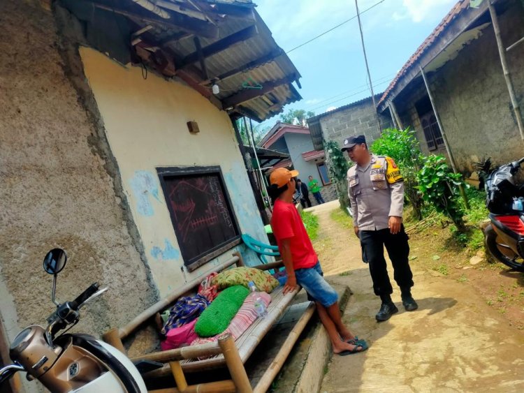 Bhabinkamtibmas Polsek Sukaraja Polres Bogor Sambang ke warga Cilebut Timur dan sampaikan pesan Kamtibmas