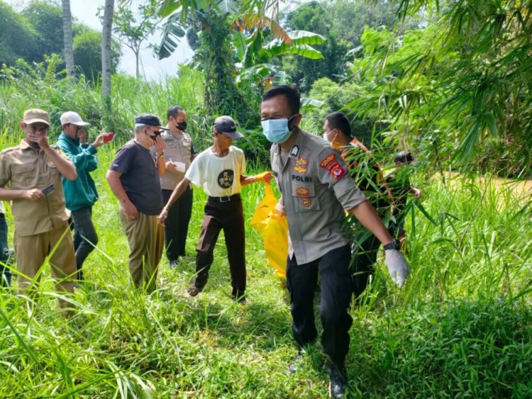 Kapolsek Jonggol evakuasi temu mayat di sungai