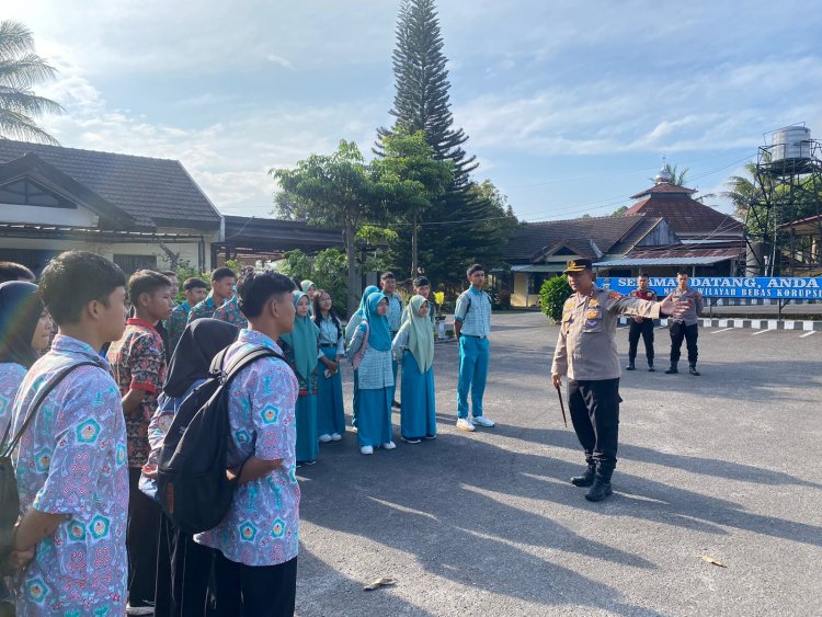 *Kapolres Lambar langsung pimpin Jumat curhat bersama siswa-siswi SMA*